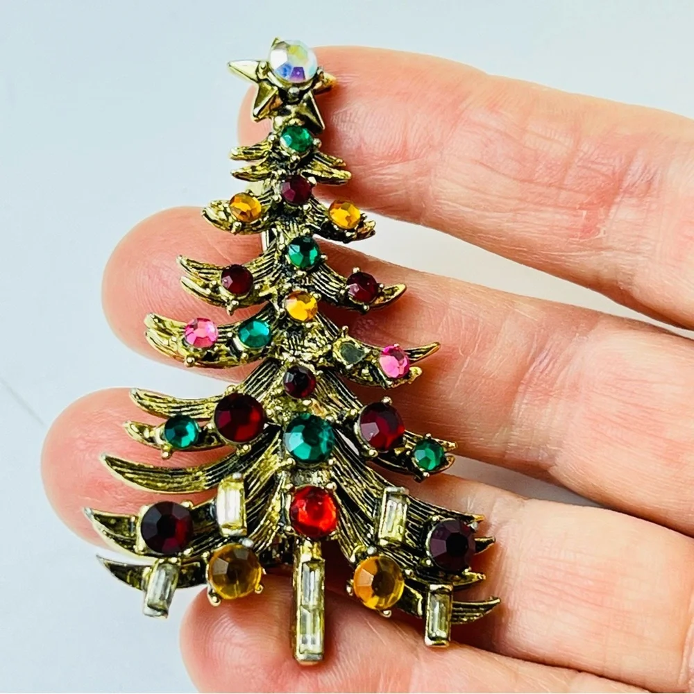 Vintage signed Hollycraft brass tone multicolor rhinestone Christmas tree brooch